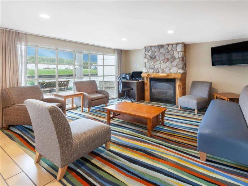 Baymont By Wyndham St. Ignace Lakefront Zewnętrze zdjęcie
