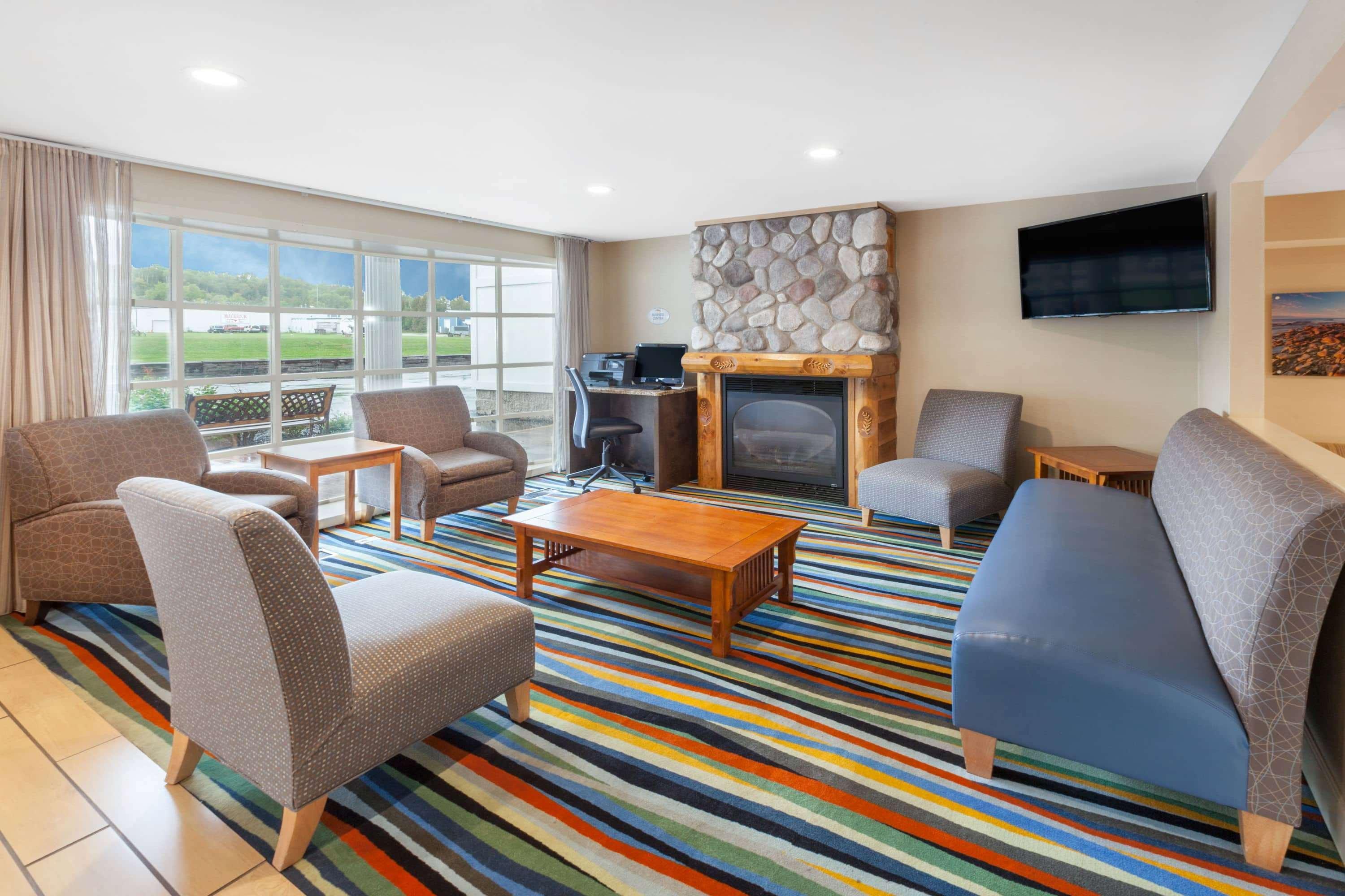Baymont By Wyndham St. Ignace Lakefront Zewnętrze zdjęcie