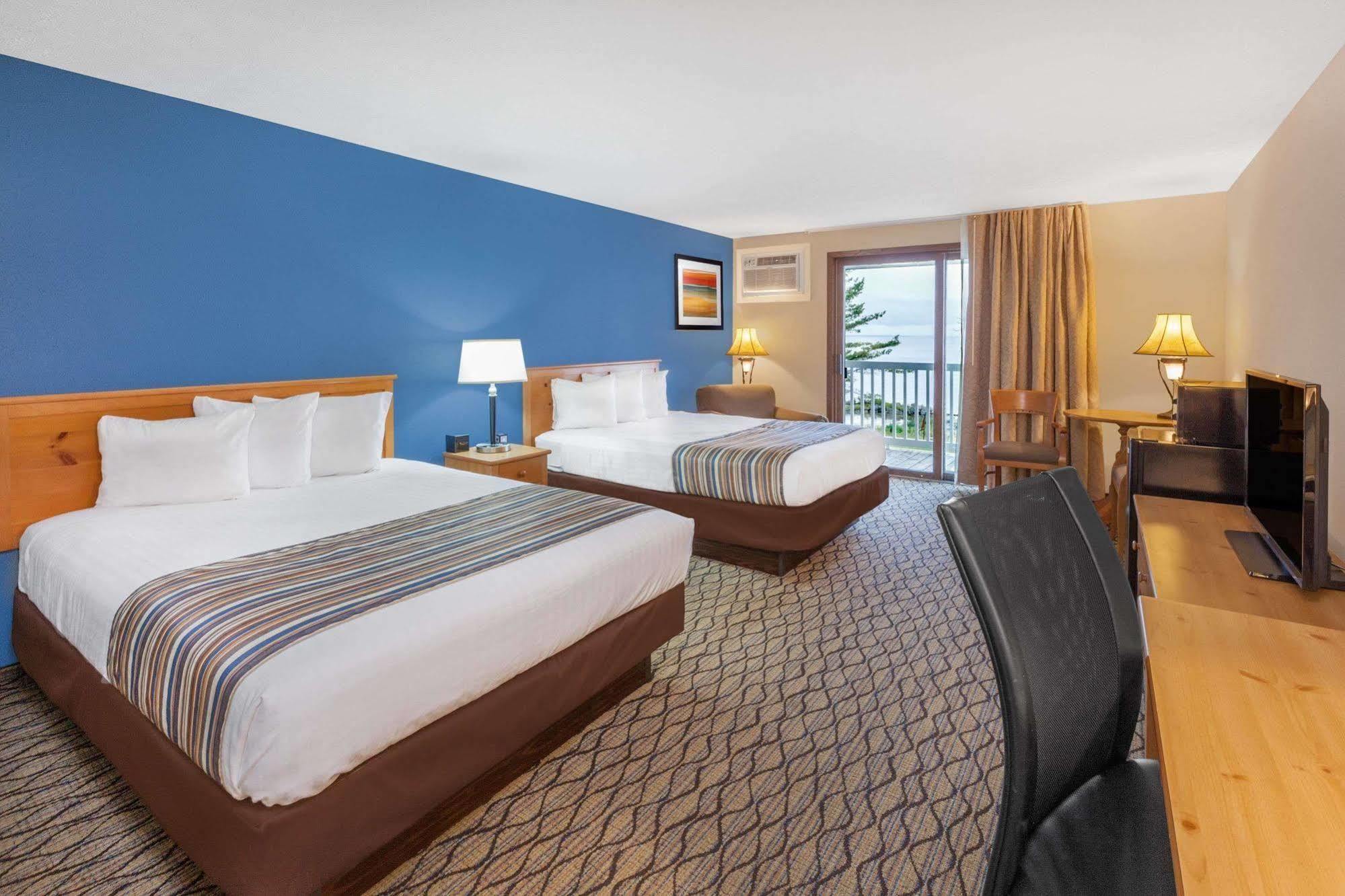 Baymont By Wyndham St. Ignace Lakefront Zewnętrze zdjęcie