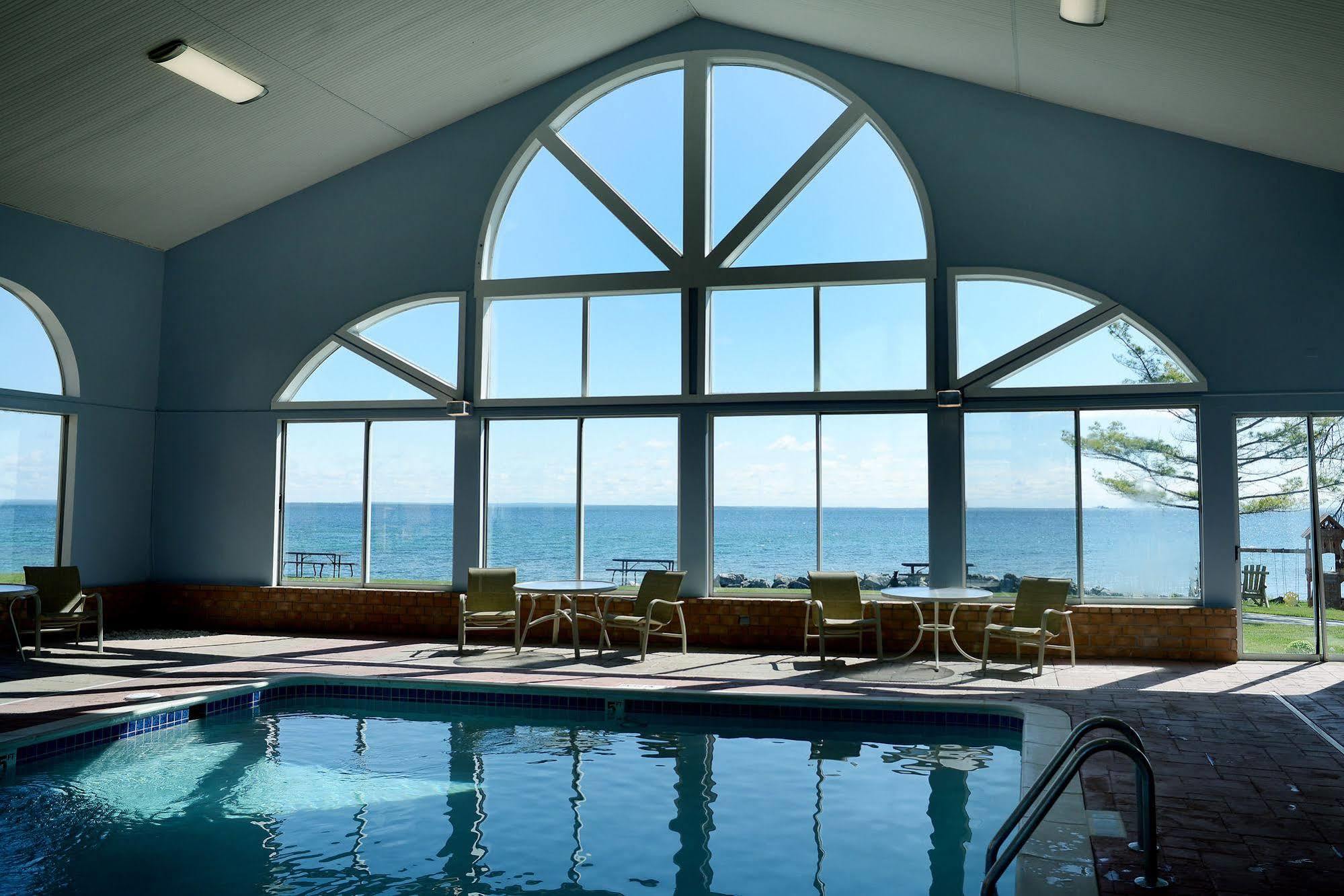Baymont By Wyndham St. Ignace Lakefront Zewnętrze zdjęcie